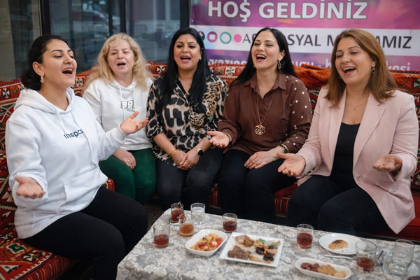 TÜRKİYE’DE BİR İLK’! ”BERSEZ KADIN SIRA GECESİ TOPLULUĞU” KURULDU